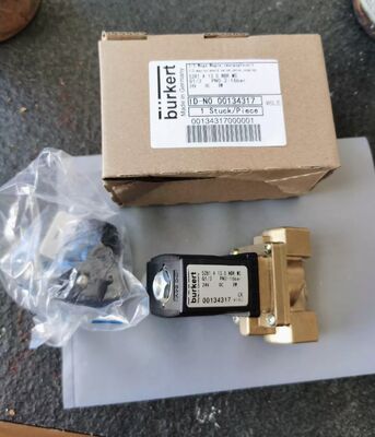 Burkert 00221886 6281 G1 1/4 2/2 通常閉じた 25.0 流孔 FKM 密閉された銅弁体 DC24V 8W 0.2-16bar 0~+120 °C